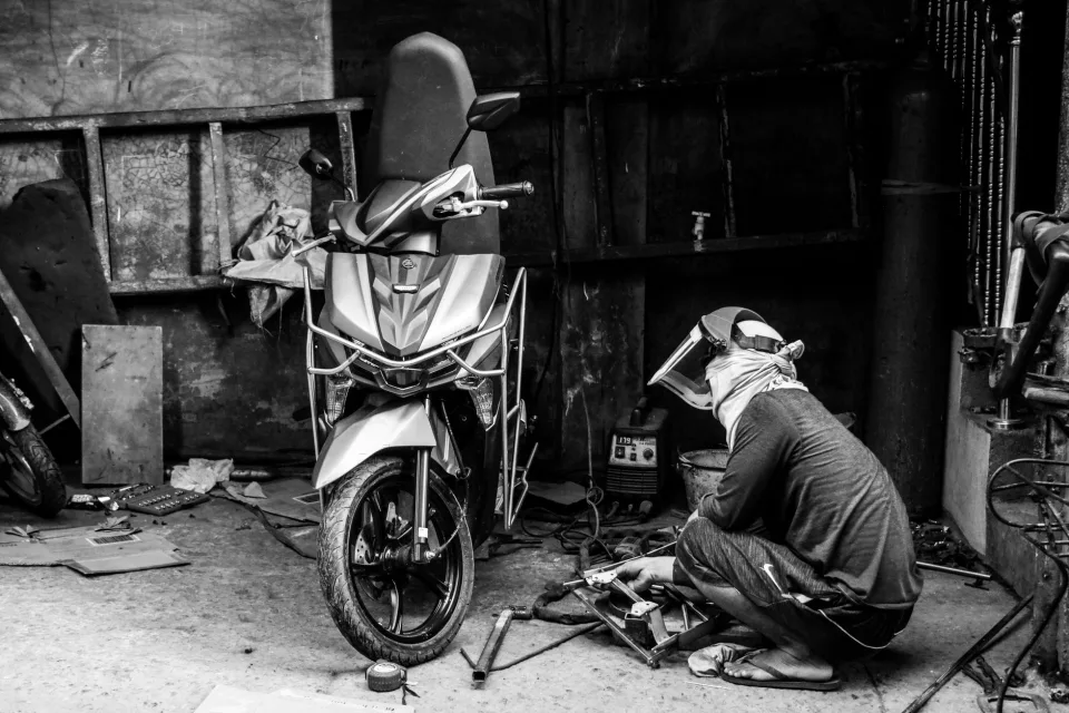 Thợ đang sửa xe cho khách