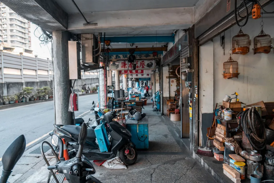 Kệ dầu nhớt, phụ tùng